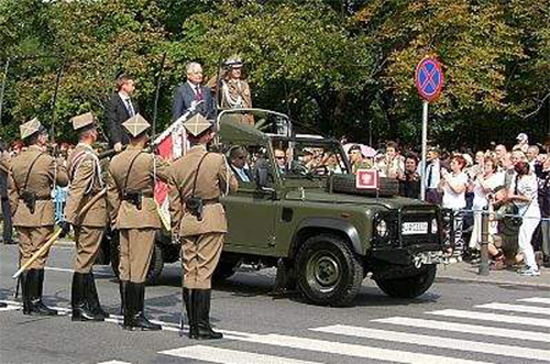 Defilada Wojska Polskiego w Alejach Ujazdowskich w 2007 r. Na samochodzie wiozącym śp. Lecha Kaczyńskiego widoczna jest miniatura Proporca Prezydenta Rzeczypospolitej