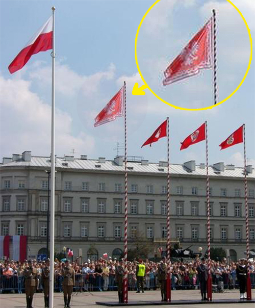 Proporzec prezydenta Rzeczypospolitej na Placu Piłsudskiego w Warszawie podczas uroczystości w święto państwowe