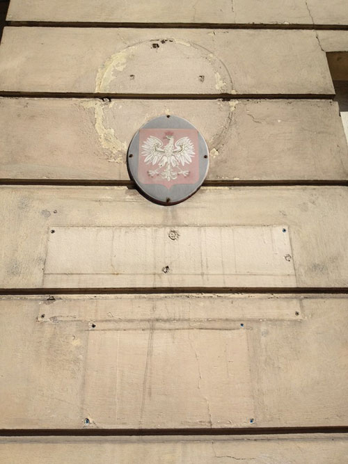 tablica na byłym budynku WKU